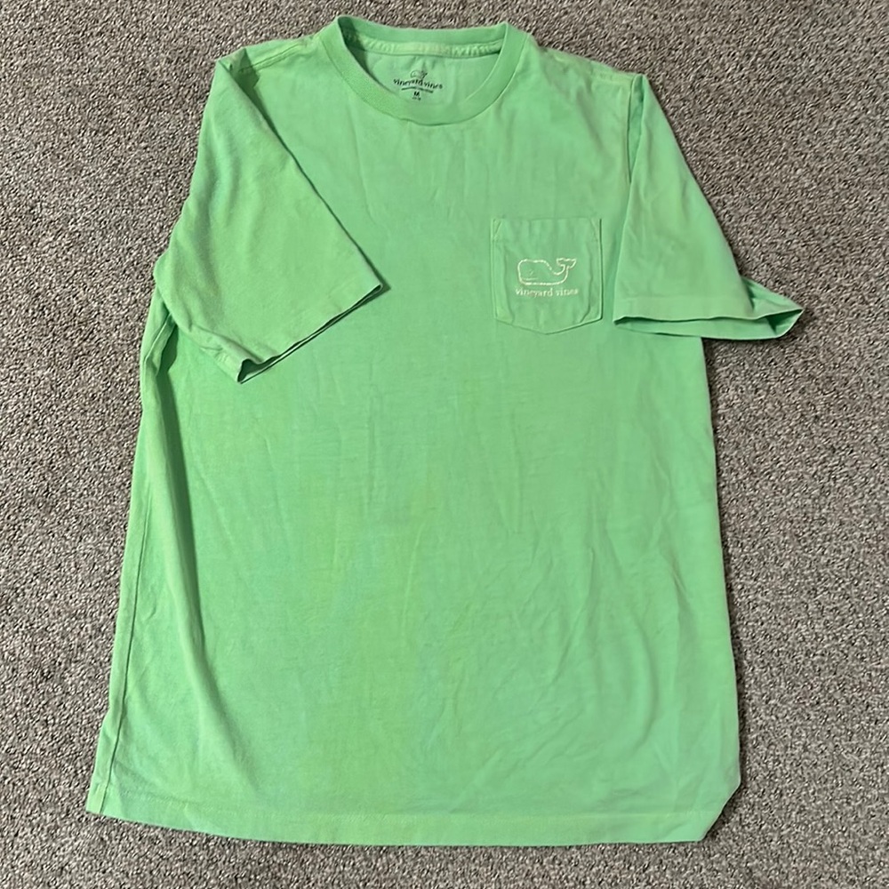 Vineyard vines boys size M gently worn like green tee